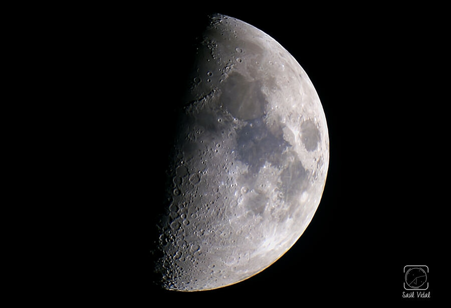 Luna en cuarto creciente, astrofotografía de Saúl Vidal